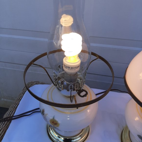 One Vintage Handpainted Milk Glass Electric Hurricane Table Lamps 1960s - Picture 3 of 10